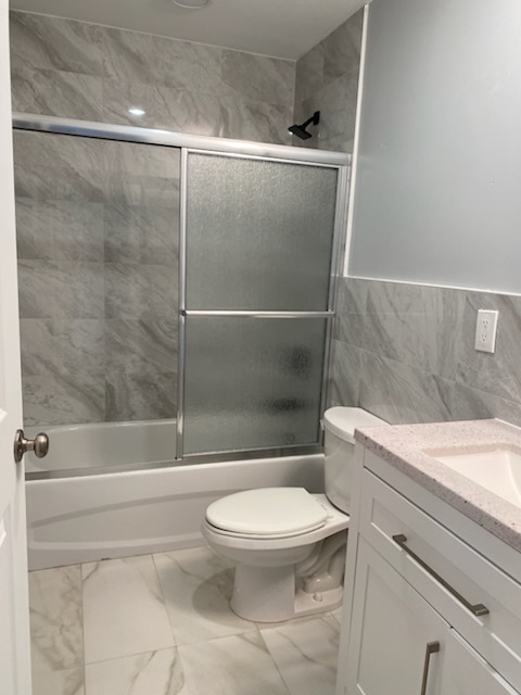 Streak-free glass shower and tiled bathroom in Elizabeth NJ